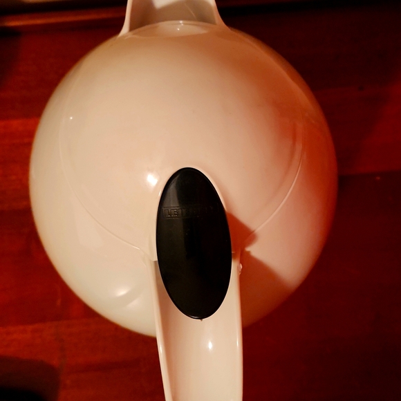 Leifheit Columbus Egg Shape Insulated Design  Pitcher - Picture 2 of 7